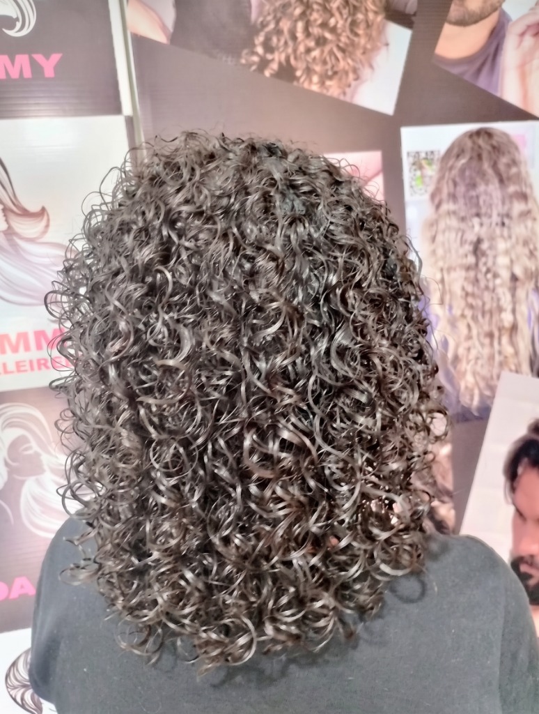 Foto de cabelo cacheado com definição e tratamento no salão Dammy Cabeleireira