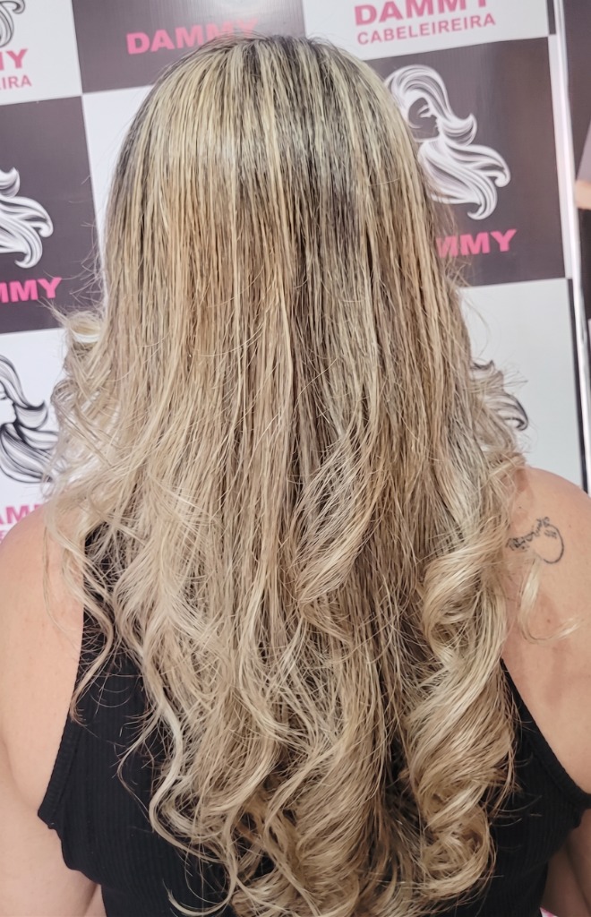 Foto de cabelo loiro iluminado com balayage no salão Dammy Cabeleireira
