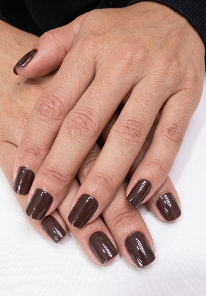 Foto de unhas finalizadas com esmalte marrom chocolate no salão Dammy Cabeleireira