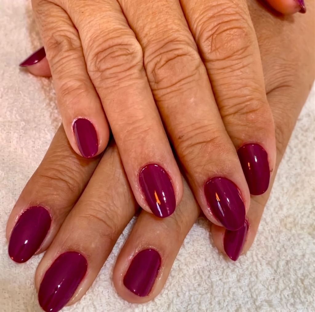 Foto de unhas finalizadas com esmalte vinho ameixa no salão Dammy Cabeleireira
